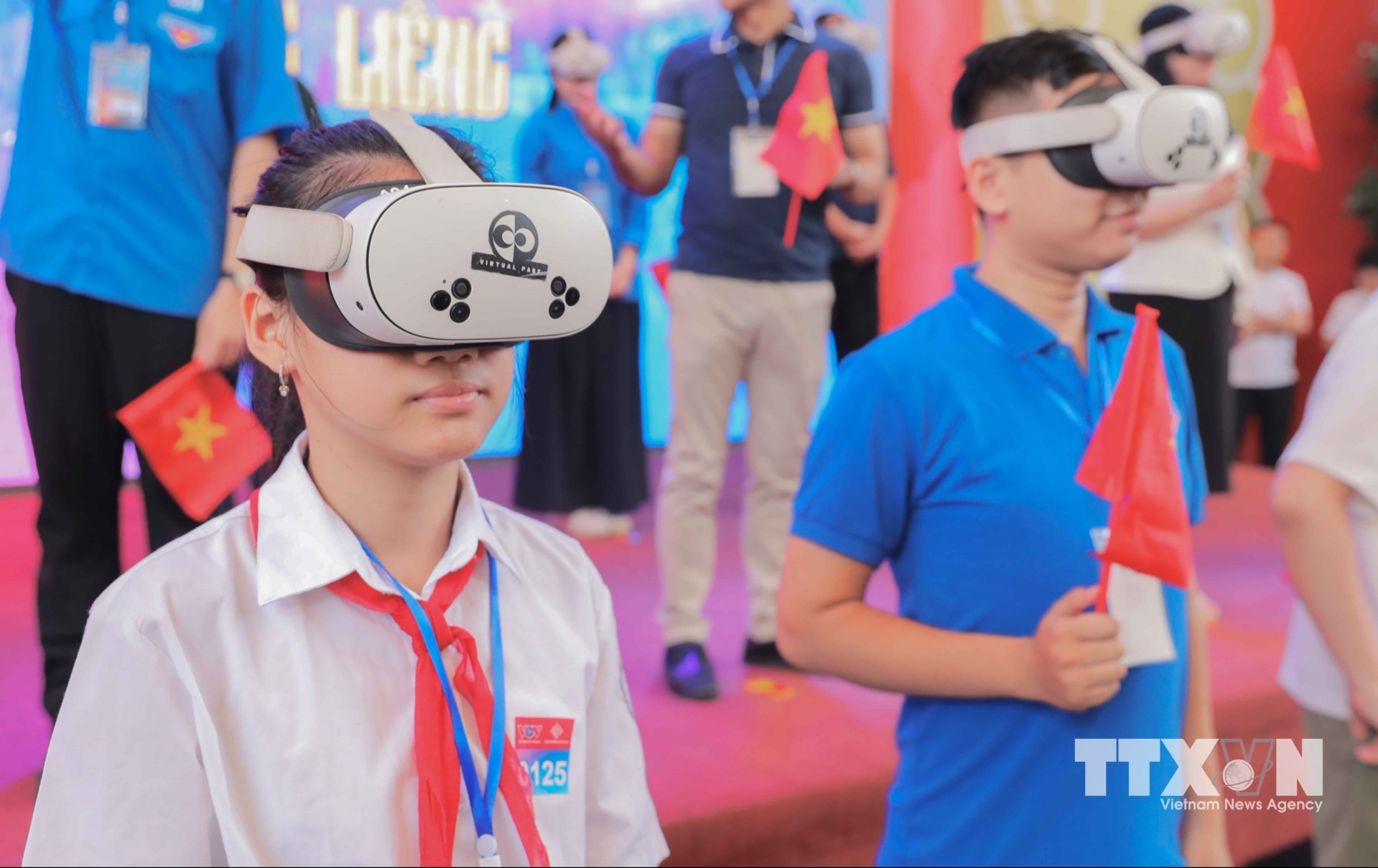 Nhiều học sinh hào hứng trải nghiệm công nghệ thực tế ảo (VR), tiếp cận lịch sử dân tộc qua hình thức trực quan, sinh động, góp phần bồi đắp lòng yêu nước và niềm tự hào dân tộc. (Ảnh: Phan Phương/TTXVN)